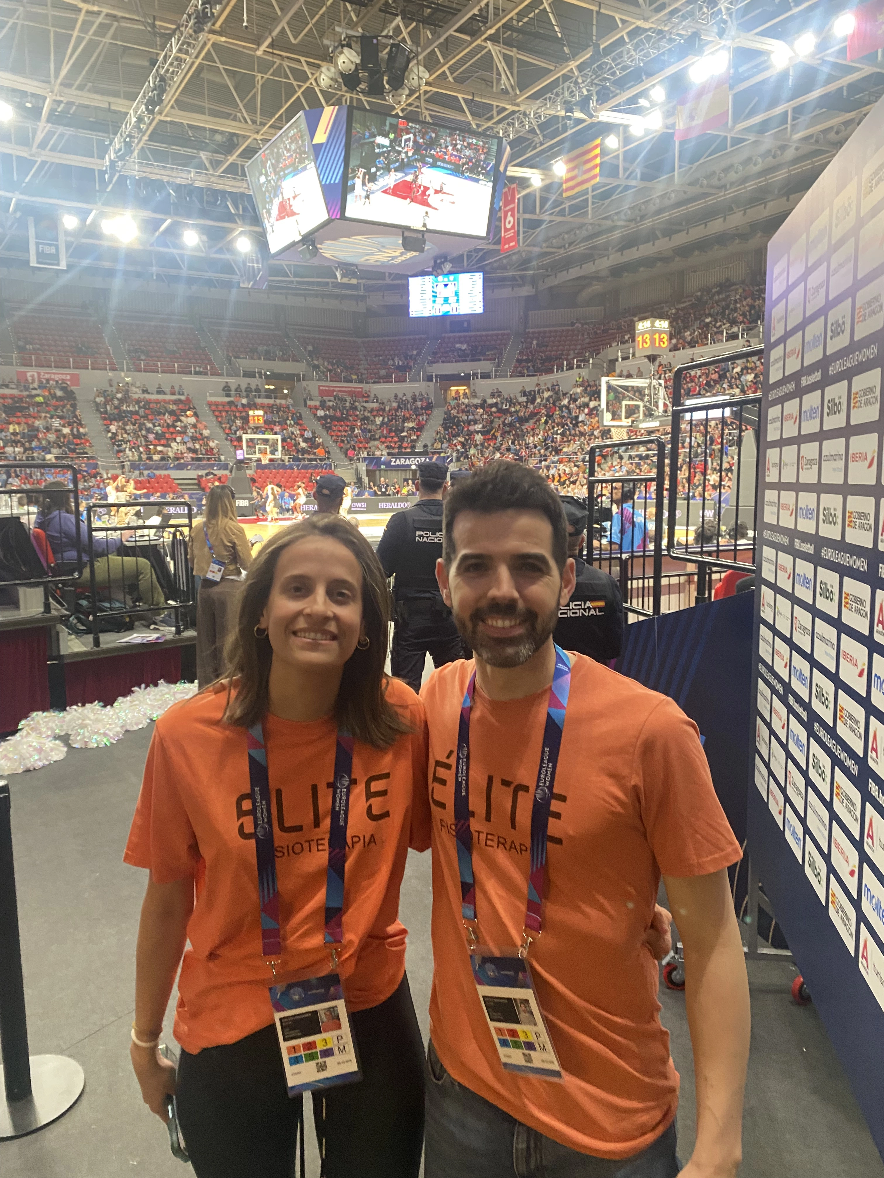 Fisioterapia durante evento deportivo con presoterapia en Élite Fisioterapia