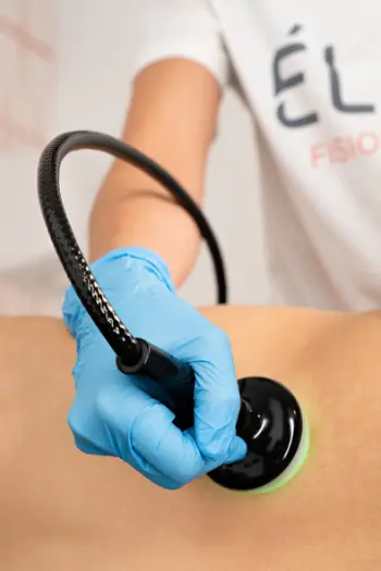 Aplicador vacuum movilizando tejidos durante tratamiento