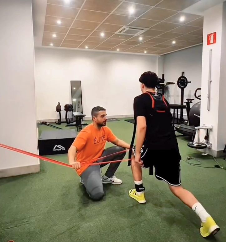 Paciente realiza ejercicio terapéutico en colchoneta bajo supervisión de fisioterapeuta en Élite Fisioterapia