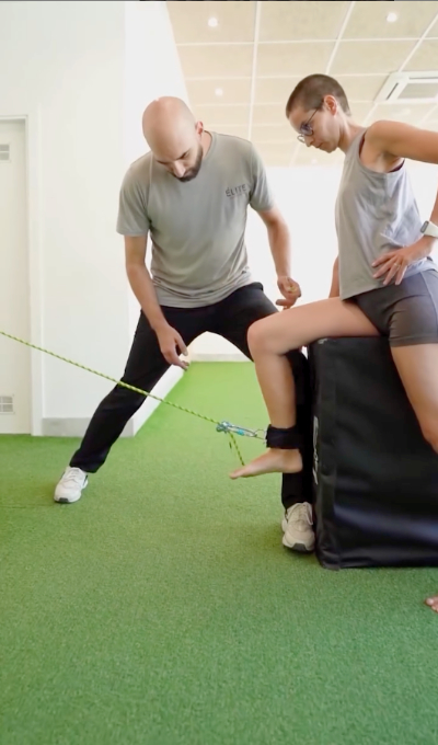 Fisioterapeuta guiando ejercicios del método É-Fit en Zaragoza