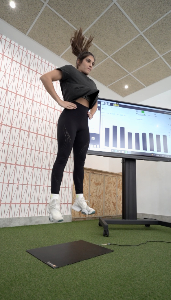 Paciente realizando trabajo de fuerza en sesión É-Fit