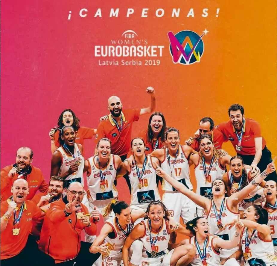 Selección Española Femenina celebrando el oro en el EuroBasket 2019