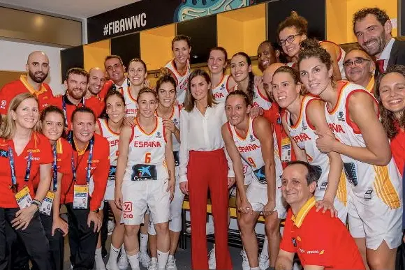 Foto con la Selección Española Femenina de Baloncesto y la Reina Letizia