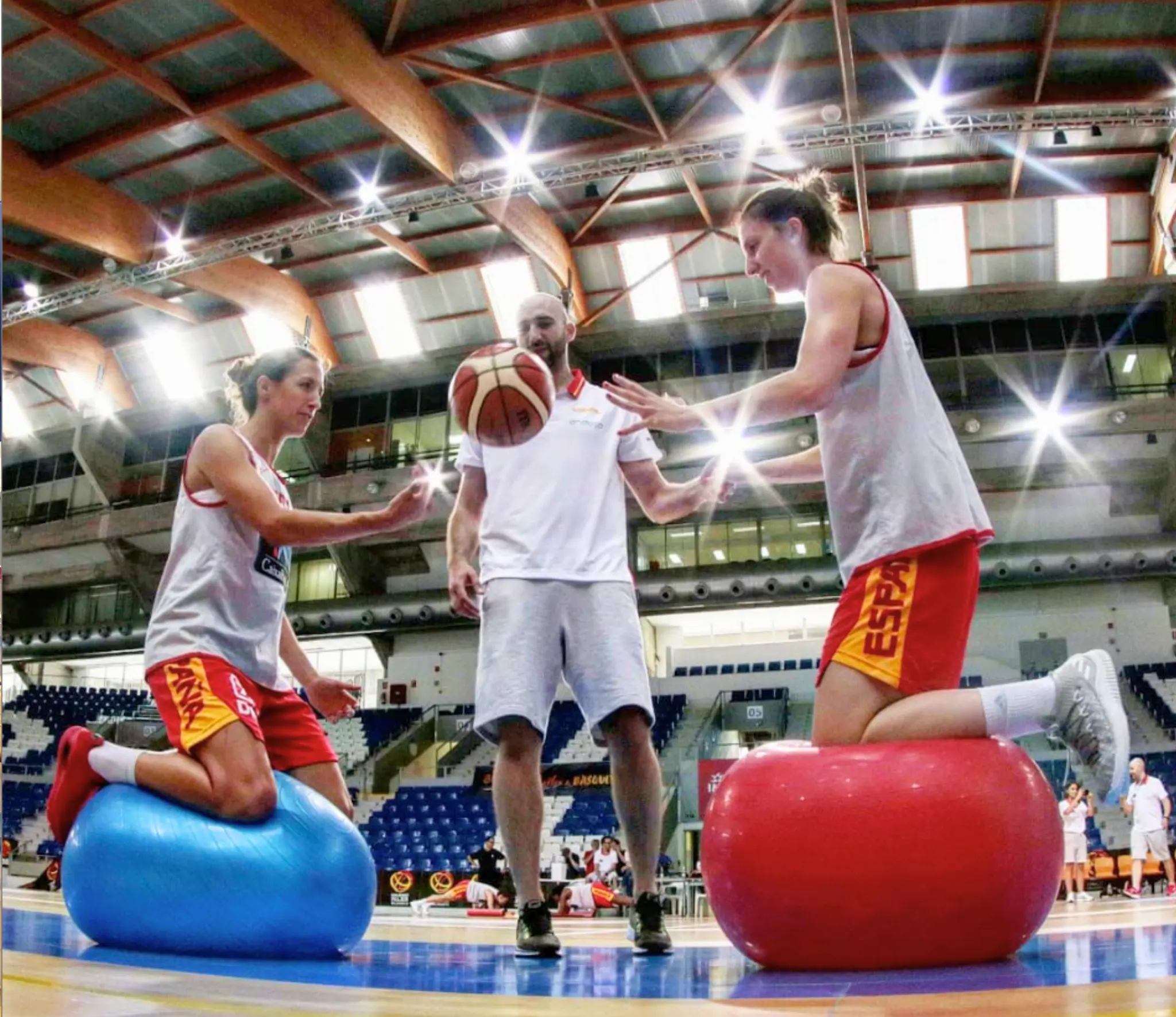 Entrenamiento de equilibrio y control con fitball en jugadoras de baloncesto profesional
