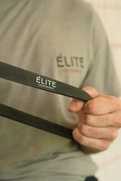 Fisioterapeuta de Élite Fisioterapia utilizando bandas elásticas en sesión laboral