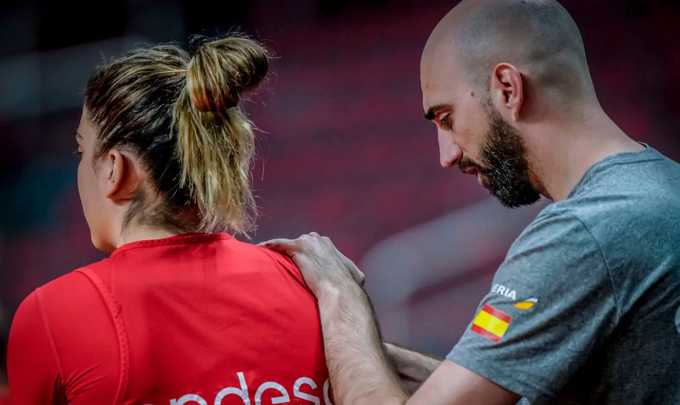 Fisioterapeuta de Élite Fisioterapia tratando a una deportista profesional