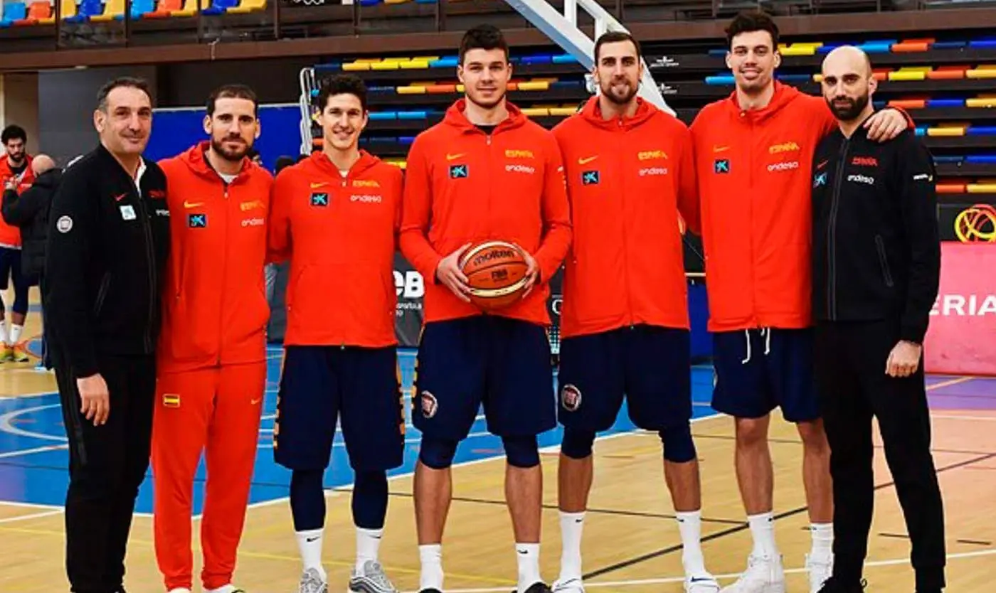 Equipo nacional de baloncesto con fisioterapeuta de Élite Fisioterapia