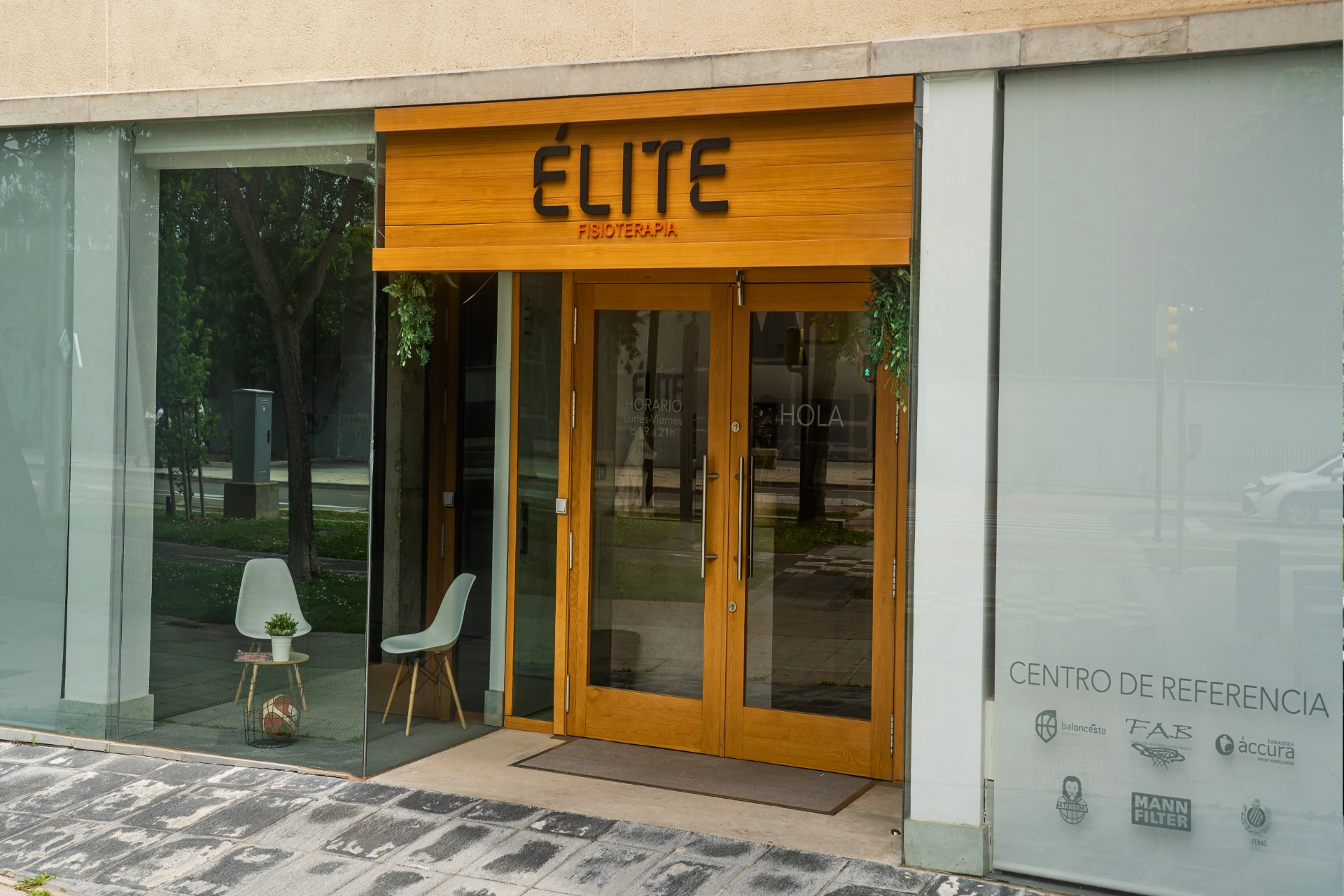 Clínica de fisioterapia en Zaragoza · Fachada e instalaciones Élite Fisioterapia