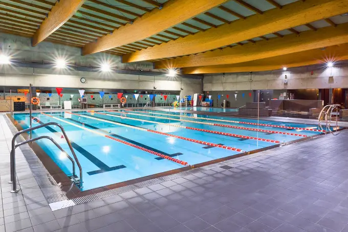 Ejercicio de fisioterapia en piscina para rehabilitación funcional