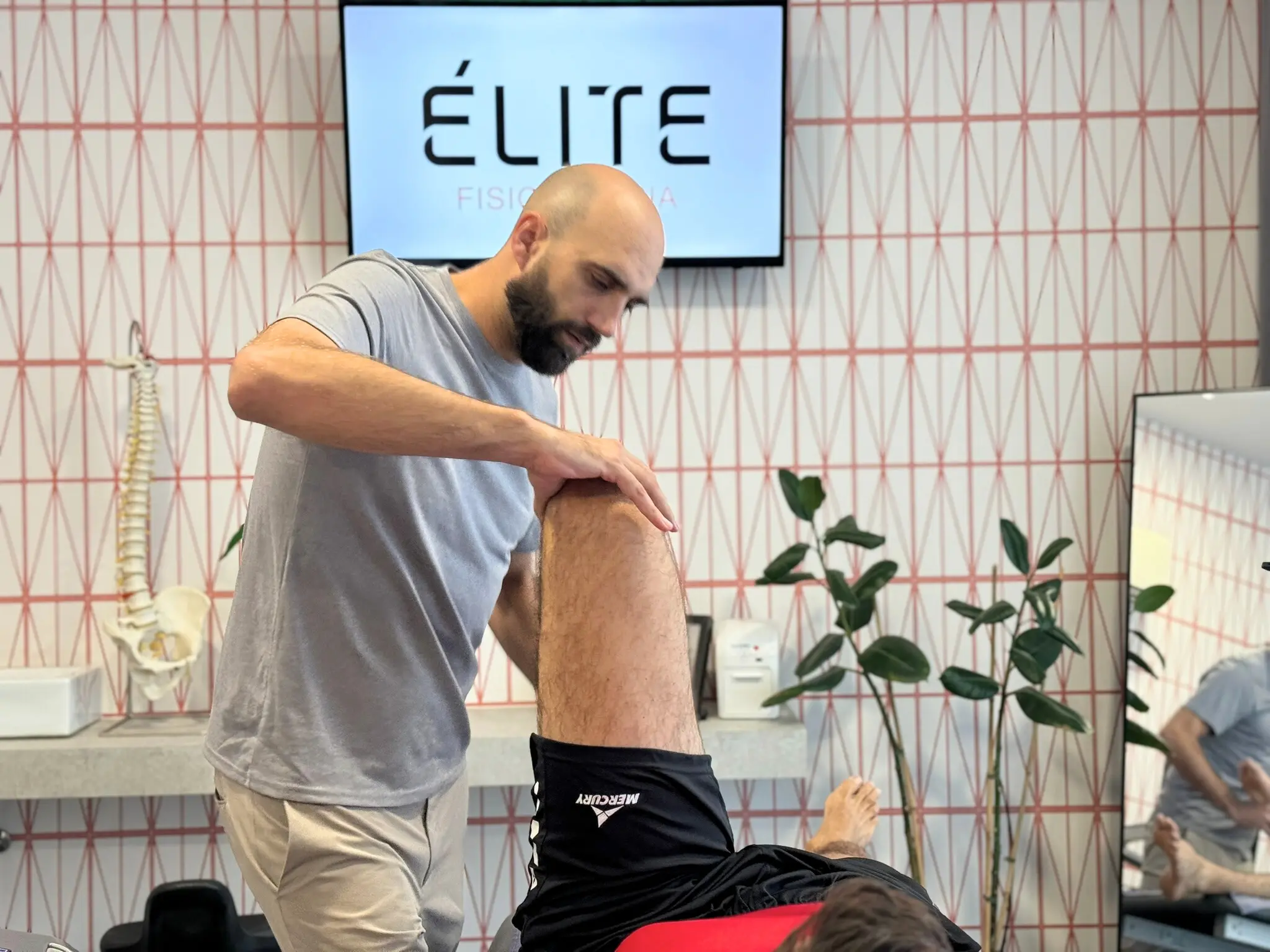 Fisioterapeuta movilizando pierna para aliviar dolor articular