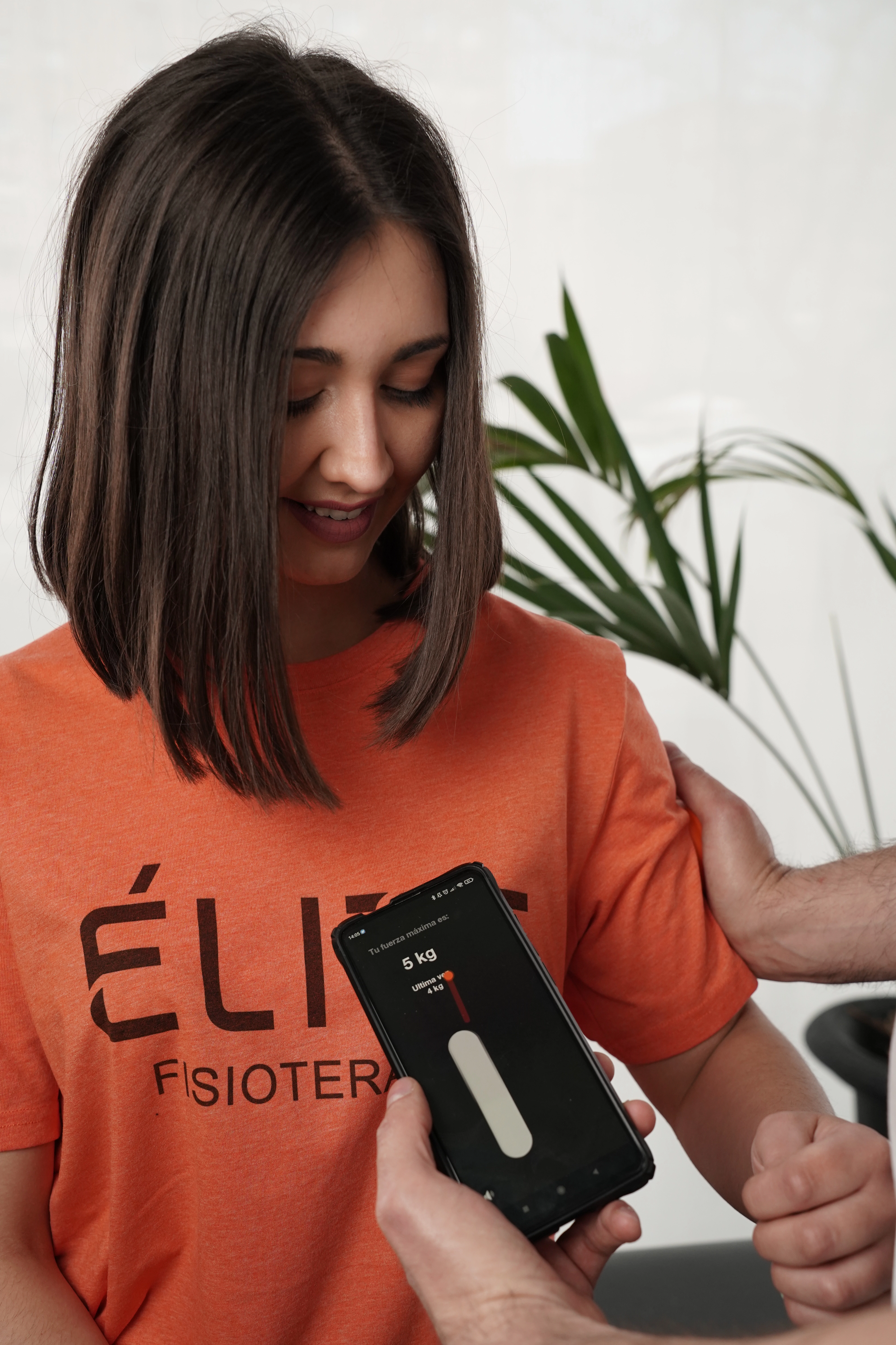 Paciente con gafas de realidad virtual durante análisis cervical