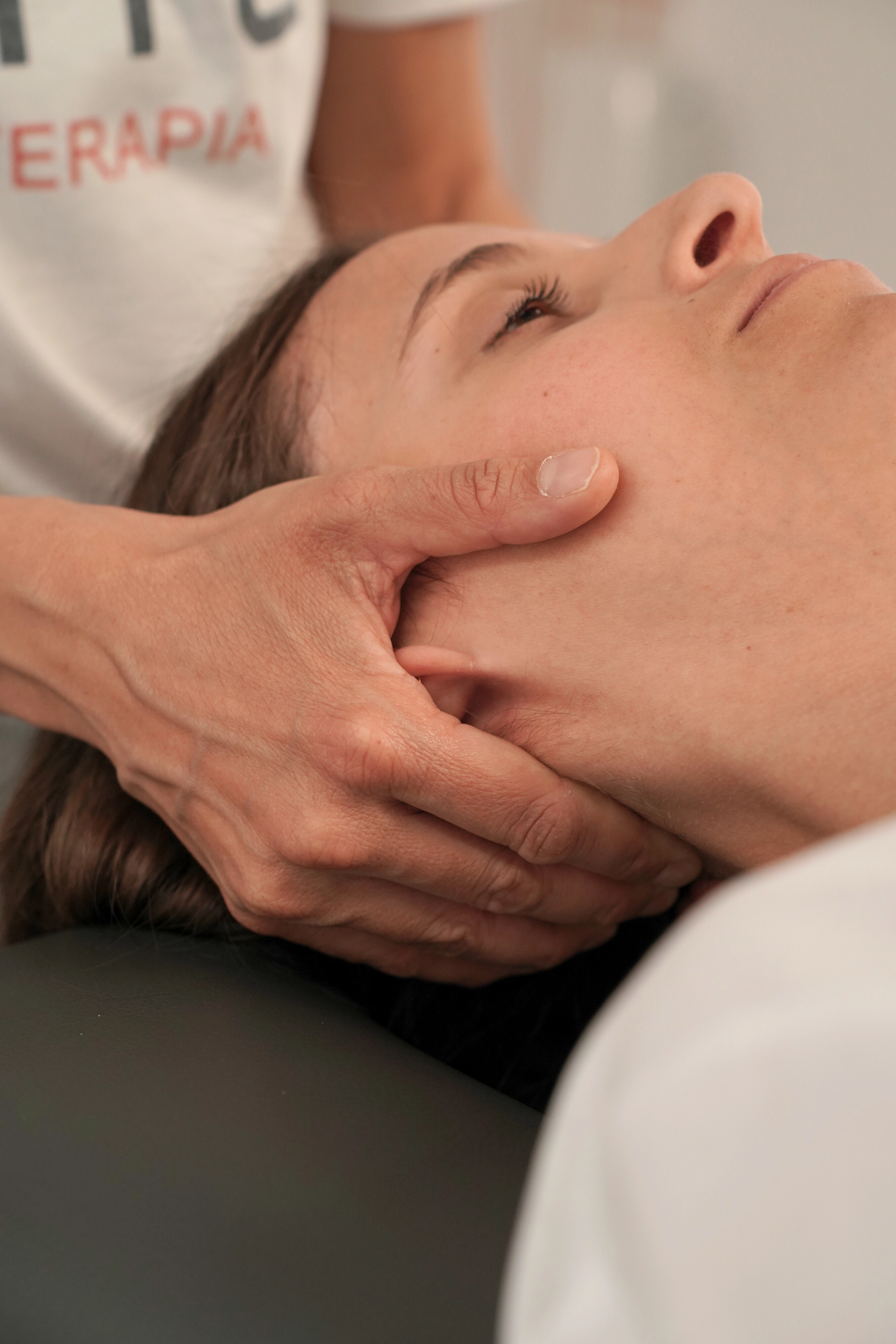 Fisioterapeuta aplicando tratamiento cervical en Élite Fisioterapia